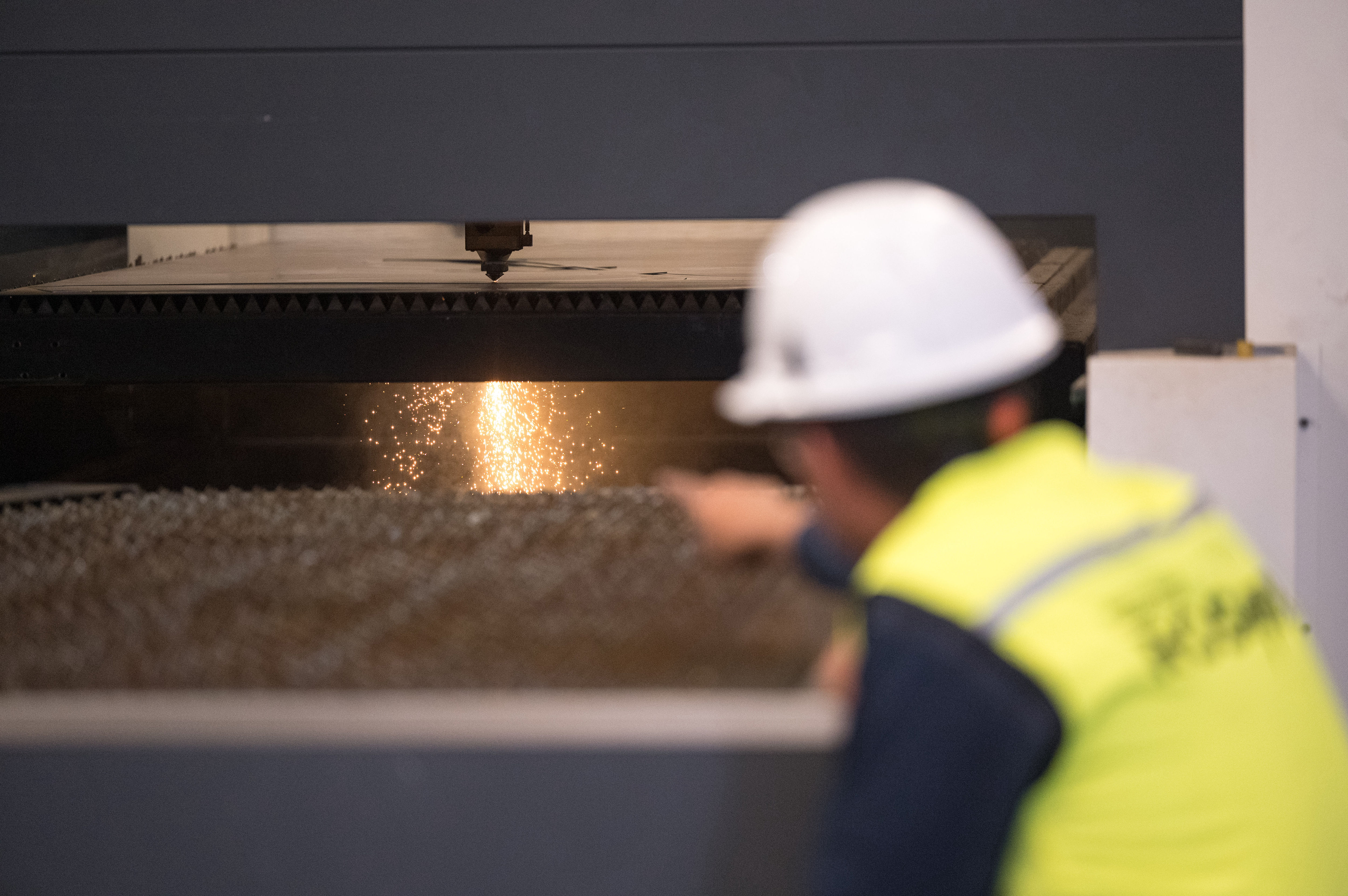 ROSOR Multiservicios Industriales, Puebla, México - Ingeniería, infraestructura industrial, Proyectos eléctricos, Proyectos mecánicos / hidroneumáticos, Proyectos en acero, Proyectos de obra civil, Maquinados e impresión 3, Pallets, Canastillas, Nuestro equipo y maquinaria, Pantógrafo, Dobladora Multiprocesos, Dobladora, Láser de corte de fibra óptica, Cortadora, Certificados en ISO 9001.