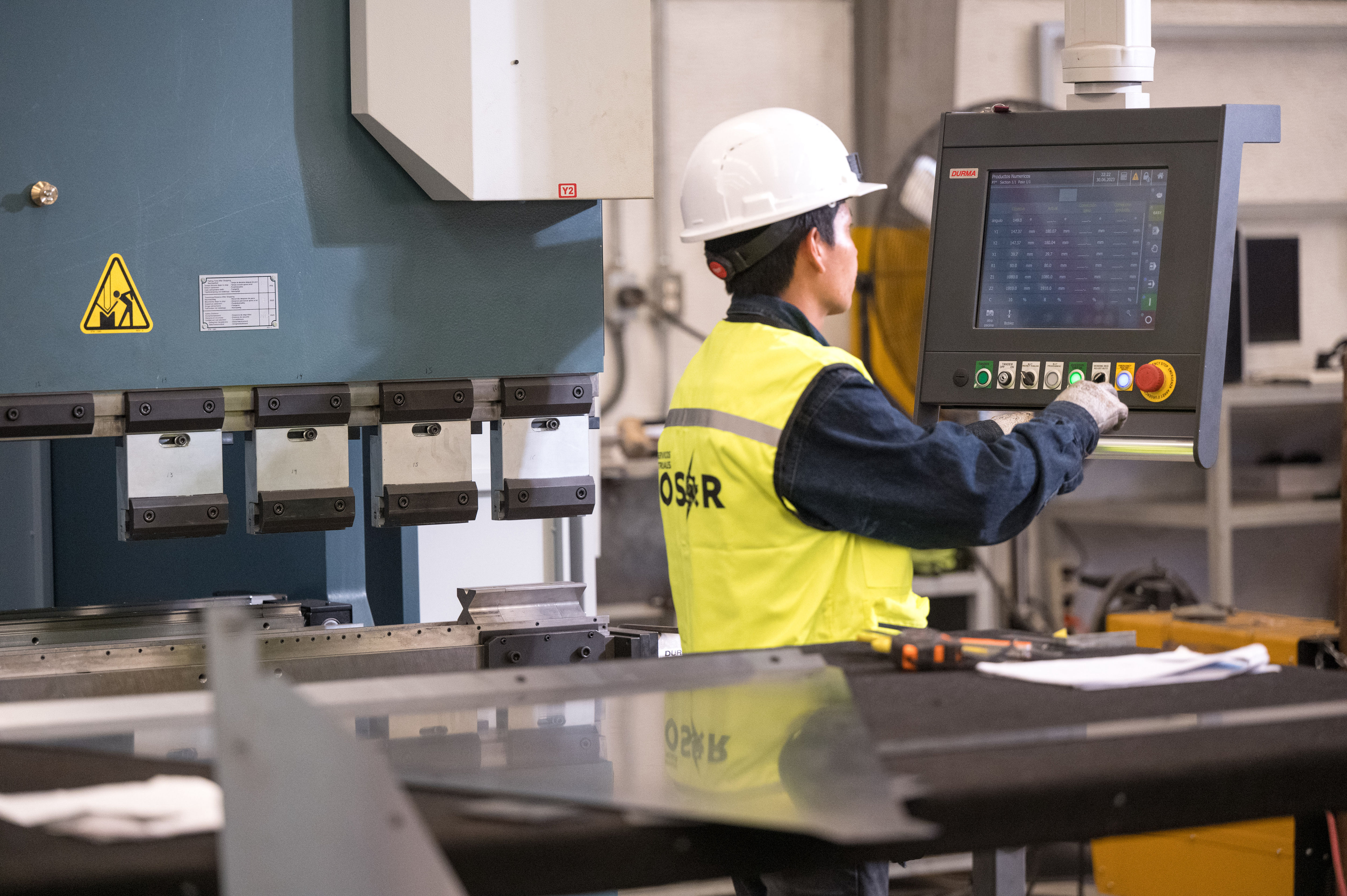 ROSOR Multiservicios Industriales, Puebla, México - Ingeniería, infraestructura industrial, Proyectos eléctricos, Proyectos mecánicos / hidroneumáticos, Proyectos en acero, Proyectos de obra civil, Maquinados e impresión 3, Pallets, Canastillas, Nuestro equipo y maquinaria, Pantógrafo, Dobladora Multiprocesos, Dobladora, Láser de corte de fibra óptica, Cortadora, Certificados en ISO 9001.