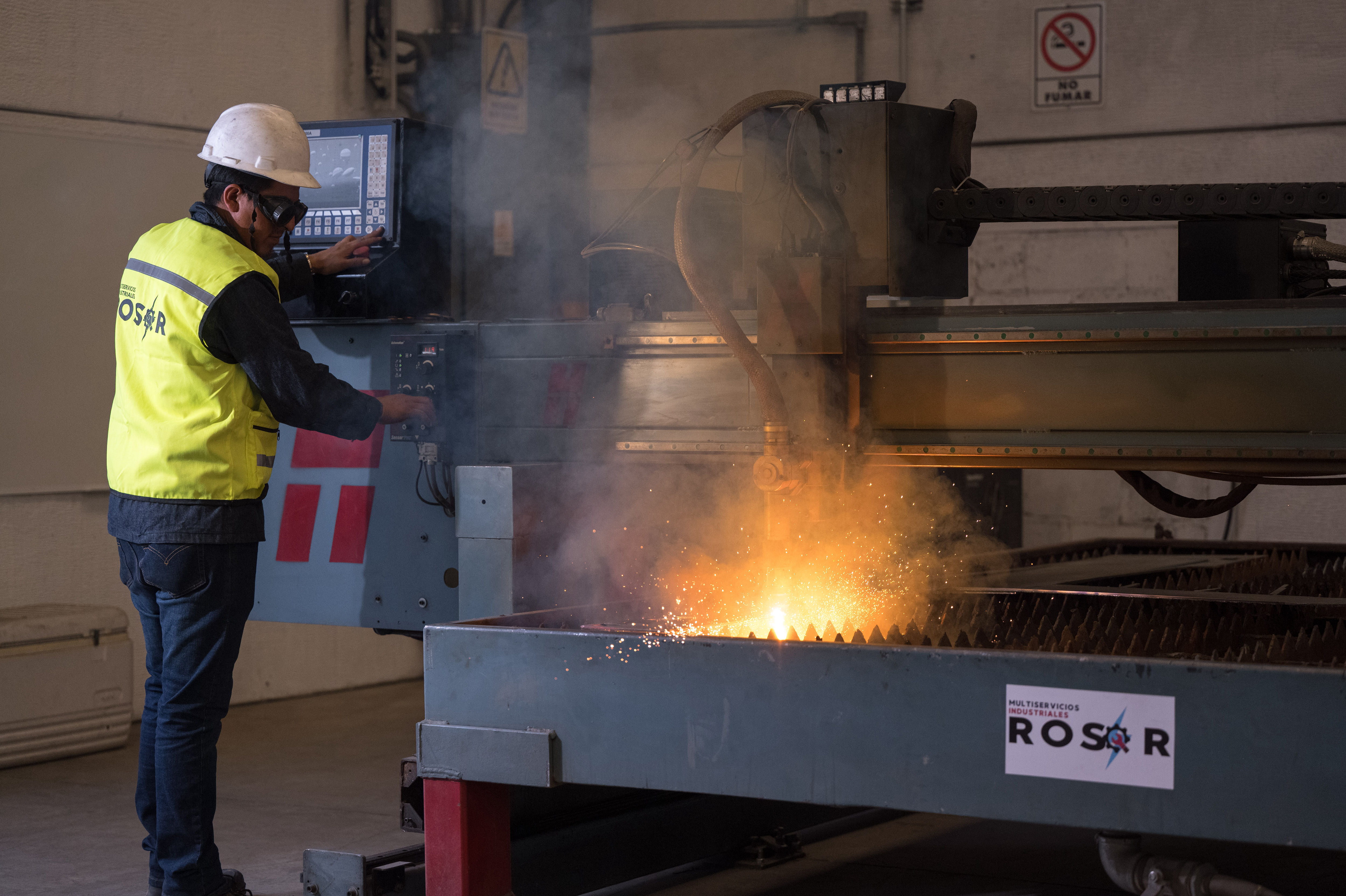 ROSOR Multiservicios Industriales, Puebla, México - Ingeniería, infraestructura industrial, Proyectos eléctricos, Proyectos mecánicos / hidroneumáticos, Proyectos en acero, Proyectos de obra civil, Maquinados e impresión 3, Pallets, Canastillas, Nuestro equipo y maquinaria, Pantógrafo, Dobladora Multiprocesos, Dobladora, Láser de corte de fibra óptica, Cortadora, Certificados en ISO 9001.