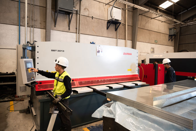 ROSOR Multiservicios Industriales, Puebla, México - Ingeniería, infraestructura industrial, Proyectos eléctricos, Proyectos mecánicos / hidroneumáticos, Proyectos en acero, Proyectos de obra civil, Maquinados e impresión 3, Pallets, Canastillas, Nuestro equipo y maquinaria, Pantógrafo, Dobladora Multiprocesos, Dobladora, Láser de corte de fibra óptica, Cortadora, Certificados en ISO 9001