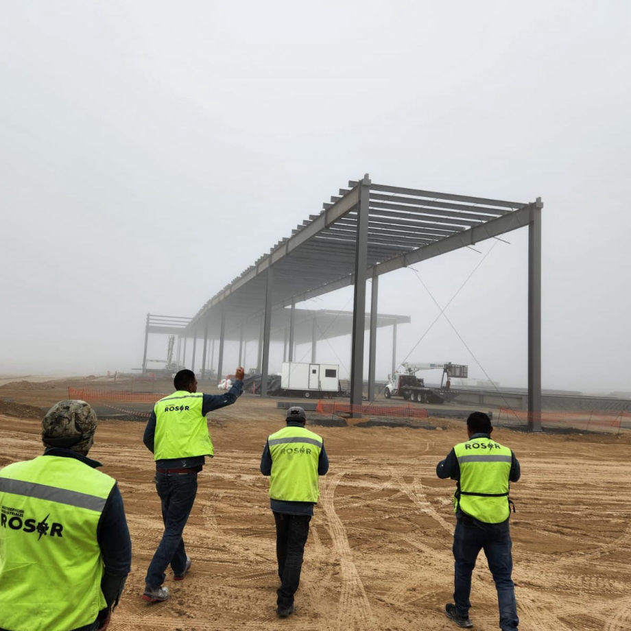 ROSOR Multiservicios Industriales, Puebla, México - Ingeniería, infraestructura industrial, Proyectos eléctricos, Proyectos mecánicos / hidroneumáticos, Proyectos en acero, Proyectos de obra civil, Maquinados e impresión 3, Pallets, Canastillas, Nuestro equipo y maquinaria, Pantógrafo, Dobladora Multiprocesos, Dobladora, Láser de corte de fibra óptica, Cortadora, Certificados en ISO 9001