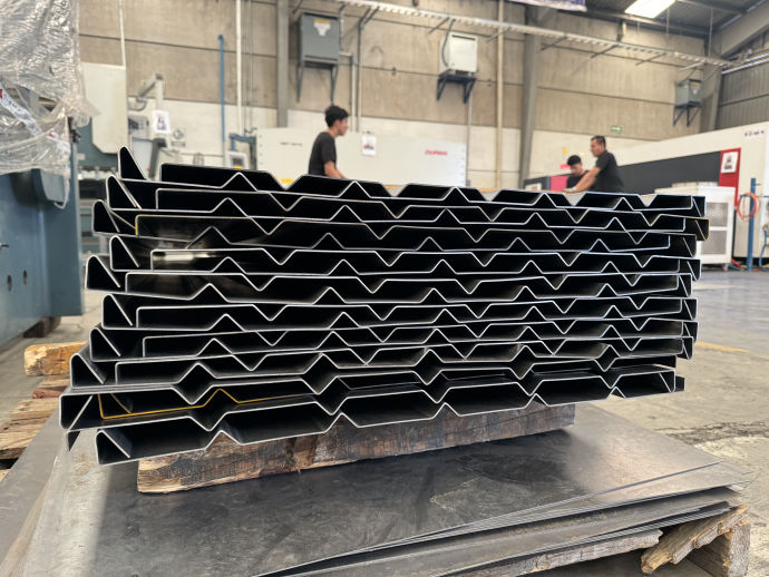 ROSOR Multiservicios Industriales, Puebla, México - Ingeniería, infraestructura industrial, Proyectos eléctricos, Proyectos mecánicos / hidroneumáticos, Proyectos en acero, Proyectos de obra civil, Maquinados e impresión 3, Pallets, Canastillas, Nuestro equipo y maquinaria, Pantógrafo, Dobladora Multiprocesos, Dobladora, Láser de corte de fibra óptica, Cortadora, Certificados en ISO 9001