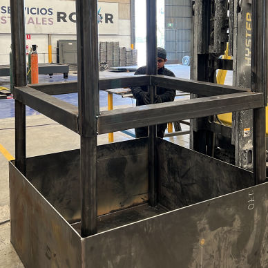 ROSOR Multiservicios Industriales, Puebla, México - Ingeniería, infraestructura industrial, Proyectos eléctricos, Proyectos mecánicos / hidroneumáticos, Proyectos en acero, Proyectos de obra civil, Maquinados e impresión 3, Pallets, Canastillas, Nuestro equipo y maquinaria, Pantógrafo, Dobladora Multiprocesos, Dobladora, Láser de corte de fibra óptica, Cortadora, Certificados en ISO 9001