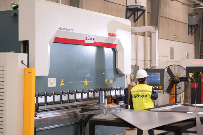 ROSOR Multiservicios Industriales, Puebla, México - Ingeniería, infraestructura industrial, Proyectos eléctricos, Proyectos mecánicos / hidroneumáticos, Proyectos en acero, Proyectos de obra civil, Maquinados e impresión 3, Pallets, Canastillas, Nuestro equipo y maquinaria, Pantógrafo, Dobladora Multiprocesos, Dobladora, Láser de corte de fibra óptica, Cortadora, Certificados en ISO 9001