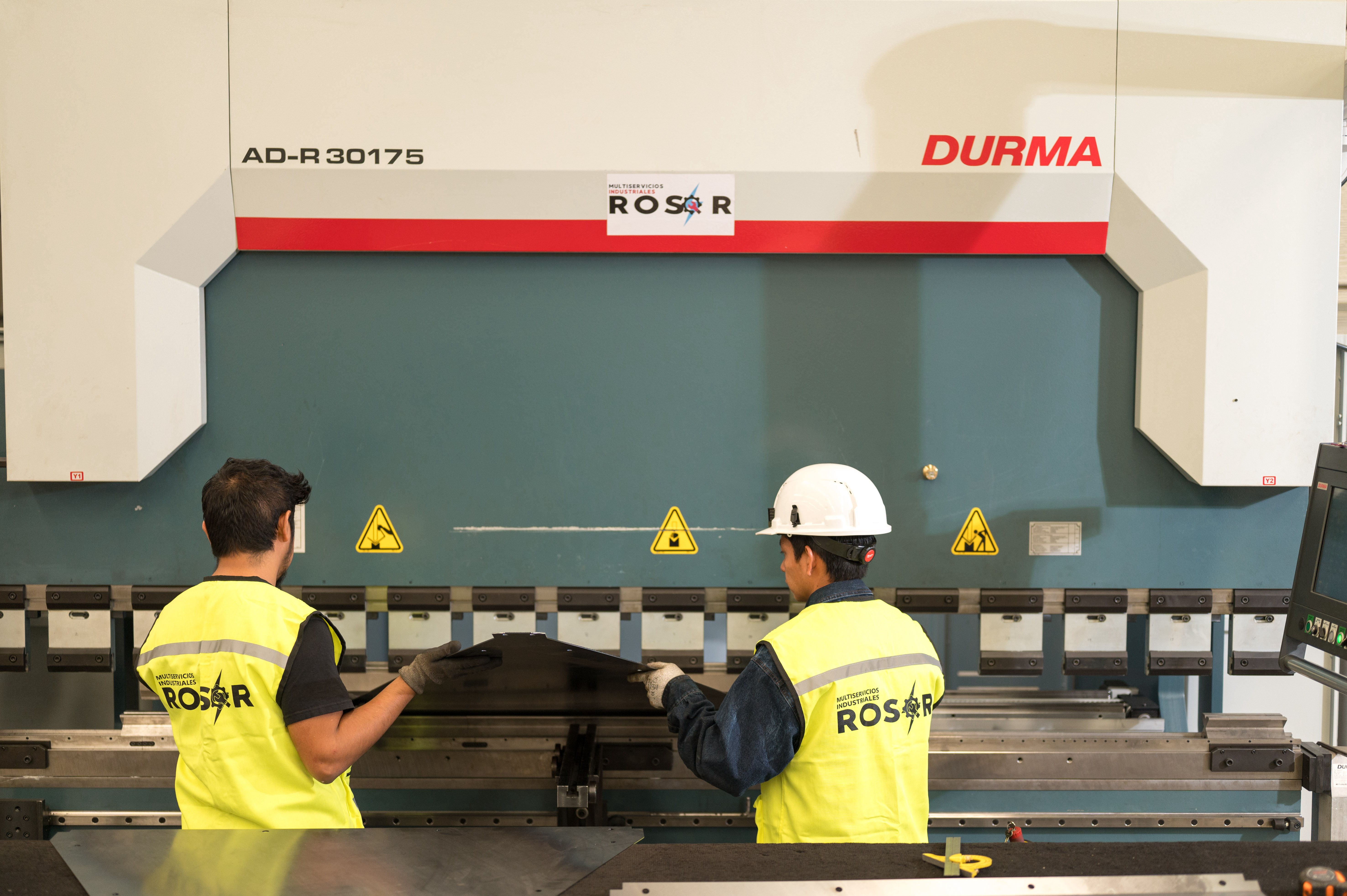 ROSOR Multiservicios Industriales, Puebla, México - Ingeniería, infraestructura industrial, Proyectos eléctricos, Proyectos mecánicos / hidroneumáticos, Proyectos en acero, Proyectos de obra civil, Maquinados e impresión 3, Pallets, Canastillas, Nuestro equipo y maquinaria, Pantógrafo, Dobladora Multiprocesos, Dobladora, Láser de corte de fibra óptica, Cortadora, Certificados en ISO 9001.