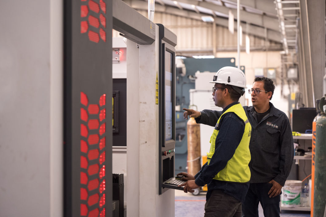 ROSOR Multiservicios Industriales, Puebla, México - Ingeniería, infraestructura industrial, Proyectos eléctricos, Proyectos mecánicos / hidroneumáticos, Proyectos en acero, Proyectos de obra civil, Maquinados e impresión 3, Pallets, Canastillas, Nuestro equipo y maquinaria, Pantógrafo, Dobladora Multiprocesos, Dobladora, Láser de corte de fibra óptica, Cortadora, Certificados en ISO 9001